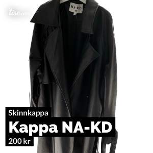Nyskick , populär skinn kappa från NA-KD . Storlek S