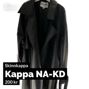Skinnkappa NAKD - Nyskick , populär skinn kappa från NA-KD . Storlek S