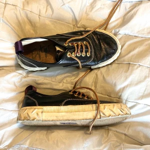 Eytys  - Fina eytys skor, dessväre är dem lite slitna, kan skicka bild på vid intresse.❤️❤️