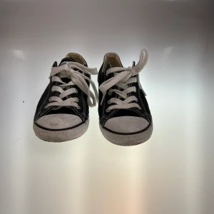 Converse skor - Ett par låga Converse skor i storlek 39.