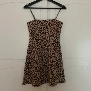 Klänning med leopardmönster, aldrig använd!
