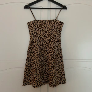 Leopardmönstrad klänning  - Klänning med leopardmönster, aldrig använd!