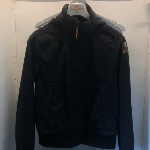 Parajumper jacka - Parajumper softshell jacka Storlek: XS Färg: Svart Skick: 9/10 Tags och sånt följer med, kan bjuda på frakten vid snabb affär. Nypris på jackan är strax över 3000kr