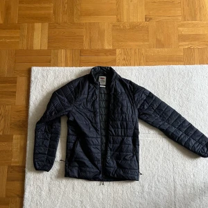 Fjällräven keb lite padded  - Strl S. Använd få gånger. perfekt som smidigt foder under en skaljacka men kan också bäras för sig själv.