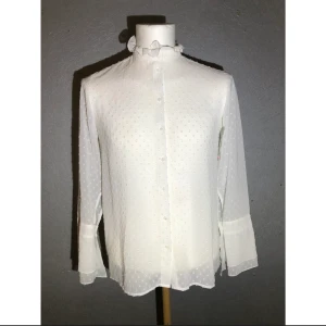 vit blus - En fin blus med prickar som detaljer 💕