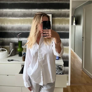 Vit skjorta  - vit skjorta med fin passform, hyfsat stor i storlek  Knappt använd 