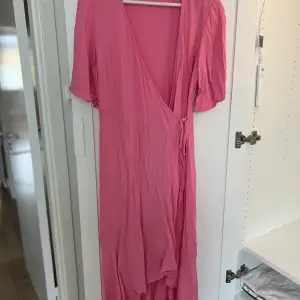 Rosa klänning i omlott från Carin Wester, använd 2 gånger 