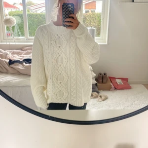 Stickad tröja - Så mysig oversized stickad!! Fint skick 💞 köp direkt för 350!!