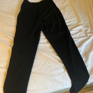Kostymbyxor svarta  - Väldigt stilrena svarta kostymbyxor från Bik bok. Storlek S