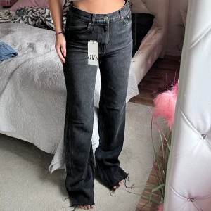 Zara jeans - Zara jeans i storlek 38, helt ny och oanvänd , prislapp sitter kvar. Så populära och helt slutsålt på hemsidan. 💕🥰💓
