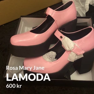 LAMODA pink Mary Jane skor 39  - Omvända snygga Mary Jane i storlek 39! Värumärke- LAMODA. Säljs för 600. Kan hämtas i Gbg eller skicka via post. OBS- ute på flera sidor 