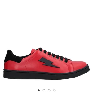 Sneakers - Ashäftiga sneakers som är oanvända med lådan kvar. Storlek 38/39. Nypris cirka 5500kr 