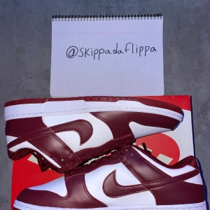 NIKE Dunk Low ”team red” - Helt nya Nike Dunk Lows ”team red”🔴 i originalkartong. 