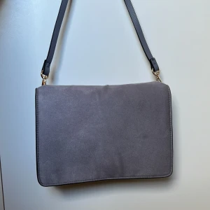 Lila väska  - Lila väska från H&M. Mellan storlek. Bra skick. Hör av dig vid intresse. Köparen står för frakten💓 