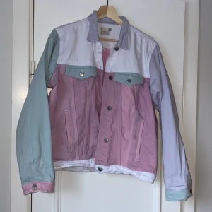 Jacka - Jacka from Skinnydip. Endast provat, har tvättat en gång. Storlek L  Frakten kan tillkommer !