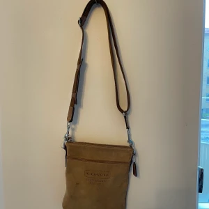 Väska - Väska med mockamaterial från coach i toppskick! 