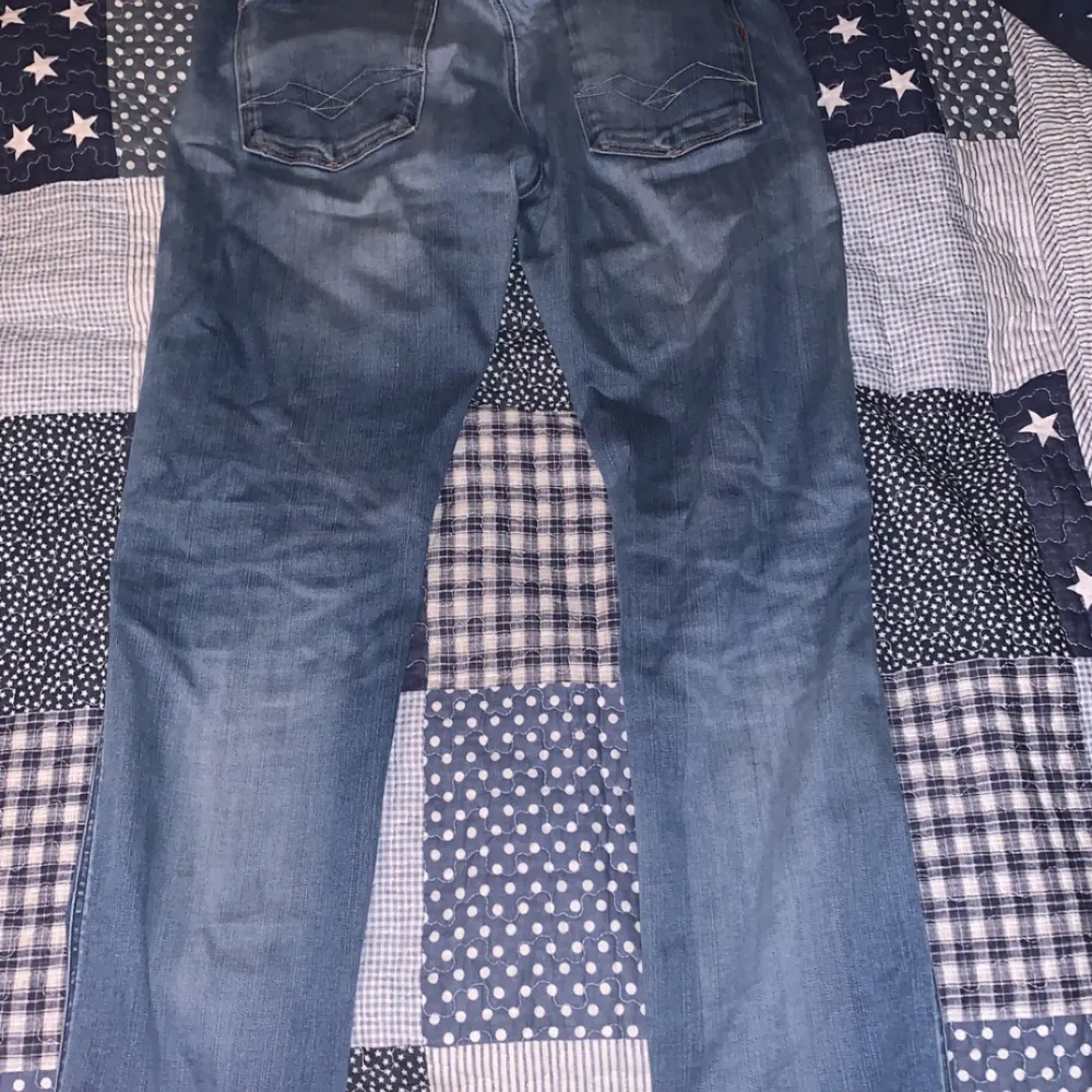 Säljer mina replay jeans då jag vuxit ur dom. De är väldigt strechiga i materialet. Storleken är 31/32. Jeans & Byxor.