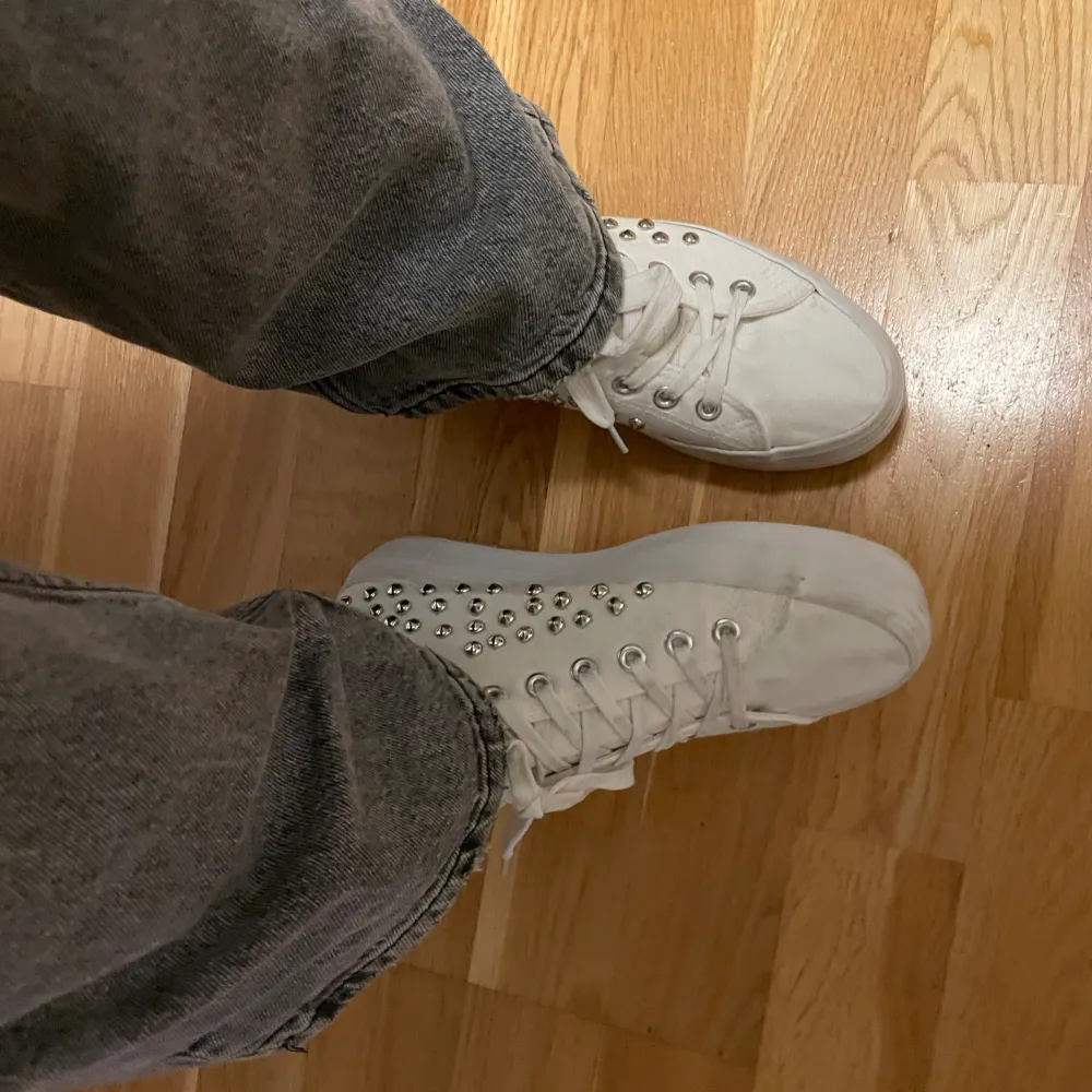 Jättesöta vita sneakers med nitar på, står ingen storlek men skulle gissa på 37-38, använda fåtal gånger men de är lite smutsiga vid sulan, frakt tillkommer alt mötas upp i Sthlm❤️‍🔥❤️‍🔥. Skor.