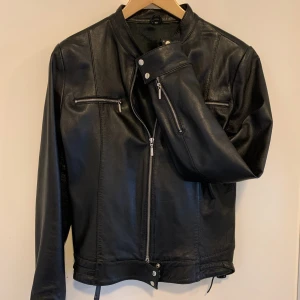 Skinnjacka strl 38 - Skinnjacka i  jättefint skick. Tunt fodrad Från djur och rökfritt hem. Jackan är inköpt i lädersffär i Linköping.