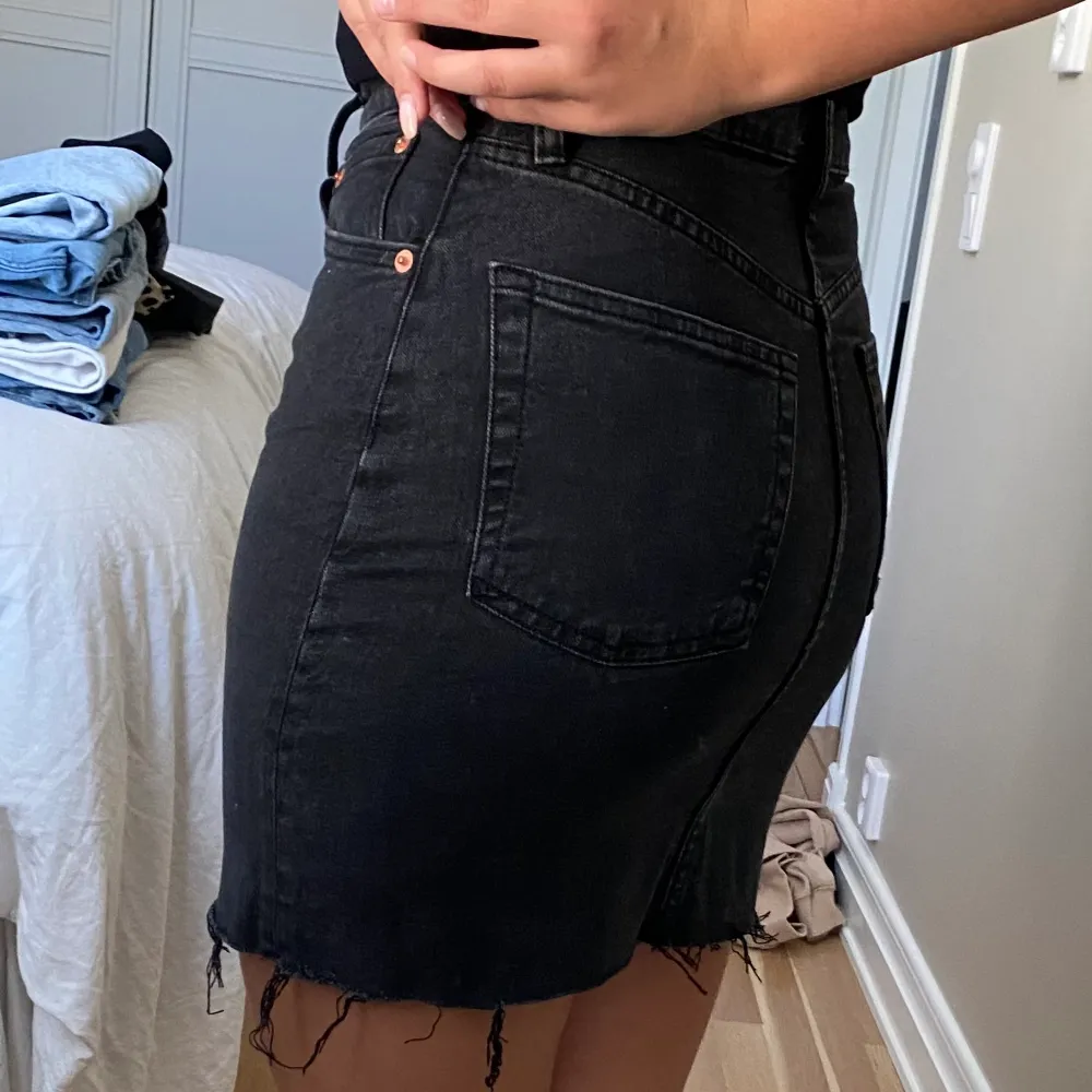 Säljer denna fina jeans kjol från Lager 157. Storlek S, men aldrig kommit till användning. Möts i sthlm och fraktar, pris kan diskuteras💝 . Kjolar.