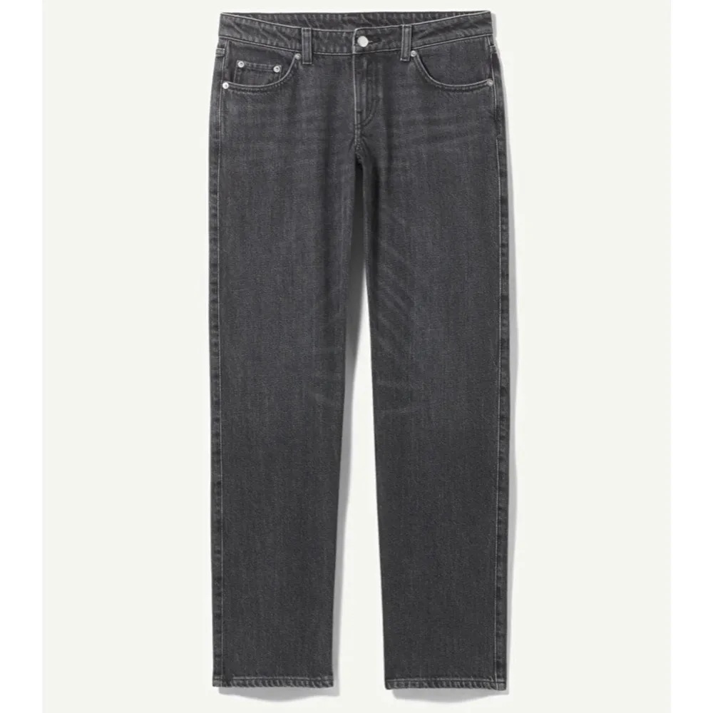 Jätte fina svart/gråa jeans från Weekday: färg Tar Black❤️ säljer pga att dom är för stora för mig. Jeans & Byxor.