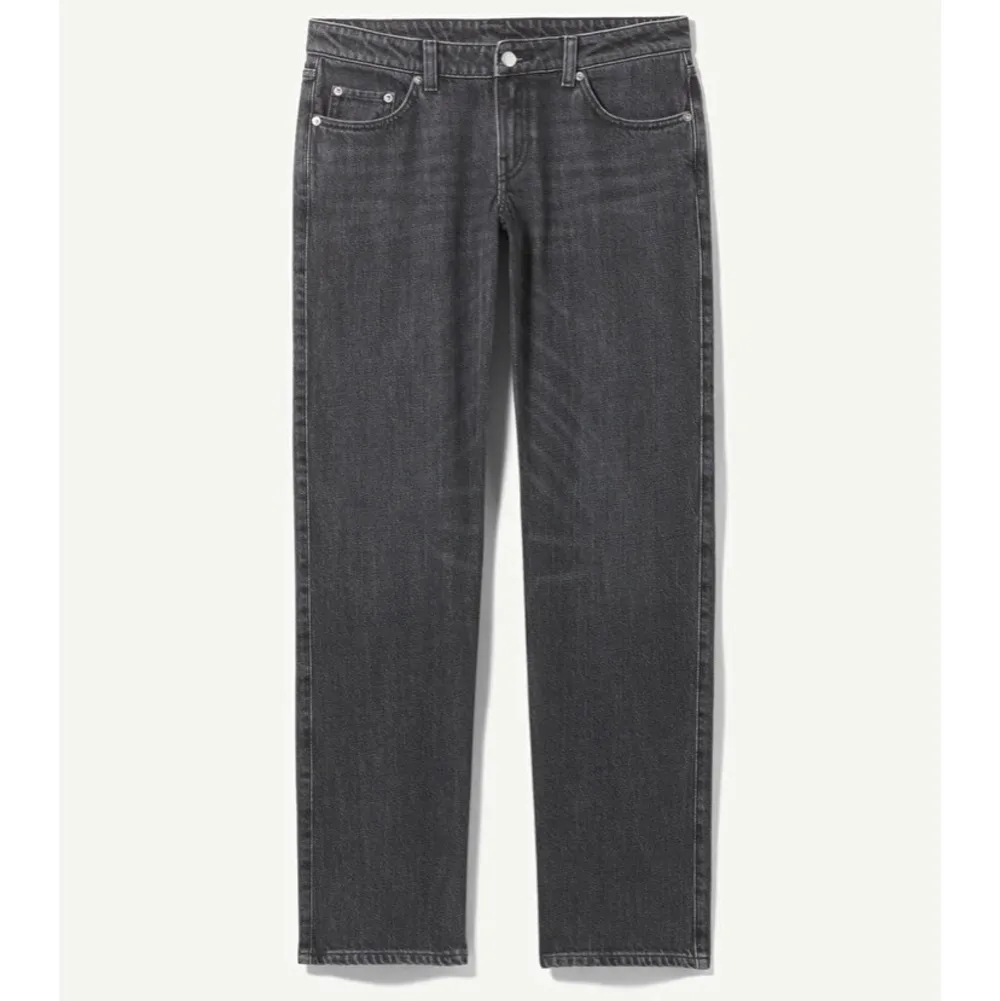 Jätte fina svart/gråa jeans från Weekday: färg Tar Black❤️ säljer pga att dom är för stora för mig. Jeans & Byxor.
