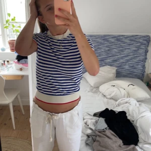 &otherstories randig topp  - Säljer denna fina blå-randiga toppen från &otherstories då den inte kommit till användning! 💗skriv om du är intresserad eller vill ha fler bilder