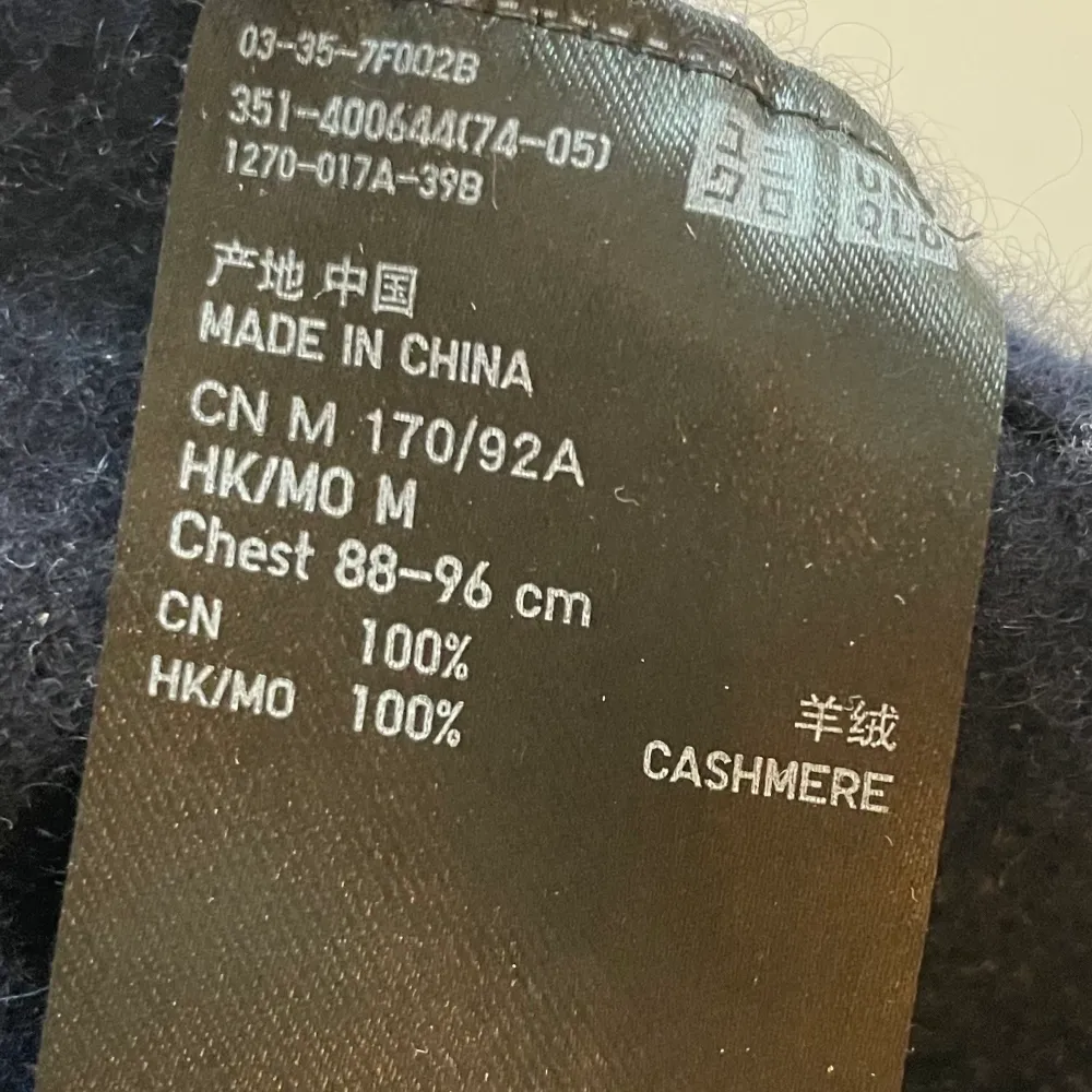 100% Cashmere tröja från UNICLO! Bra skick och storlek M, däremot liten i storlek så passar xs/s! 💥. Tröjor & Koftor.