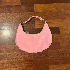 Gullig rosa väska. Perfekt storlek och i mycket bra skick 