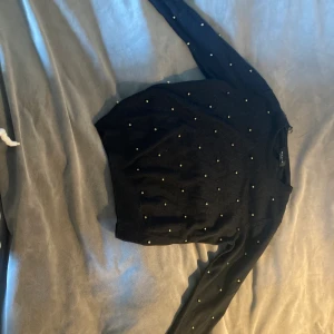 Blus - Blus med guldiga pärlor på, oanvänd.