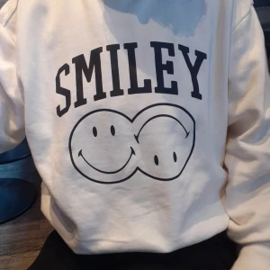 Smiley stil - M storlek bomullströja vit