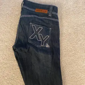 Säljer dessa skitcoola jeans från Roxy som tyvär har blivit lite stora på mig