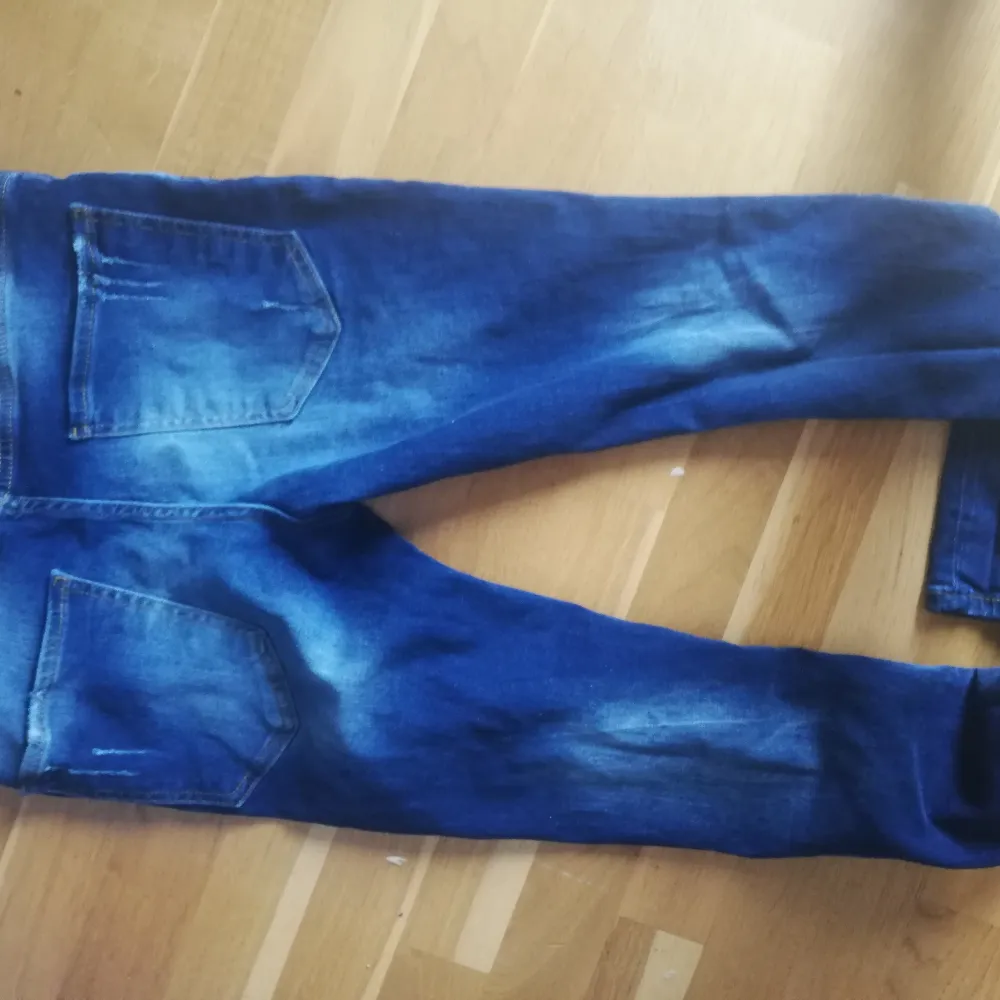 Jag säljer ett par dsquared2 byxor I storlek 46 för ett bra pris och byxorna är I 1:1 kopia. Jeans & Byxor.
