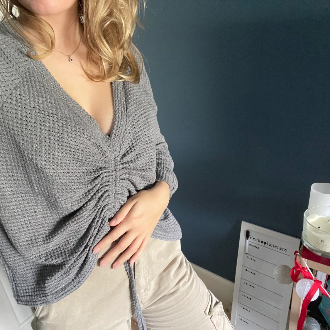 Grå jumper med dragsko