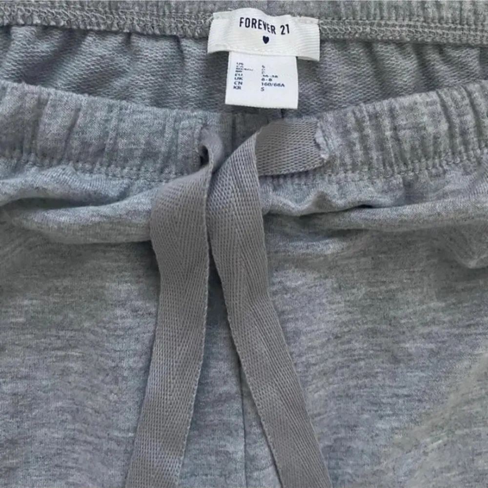 Helt nya grå shorts med detaljer i storlek S.. Shorts.
