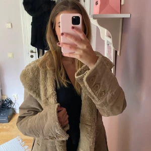 Äkta mocka-jacka  - Säljer en sååå fin jacka i mocka! ❤️‍🔥 One size 