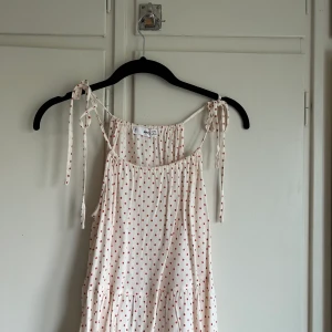 gullig volang topp från mango!! strl S - gullig topp från mango, strl S! super fint skick, justerbara band💖 säljer för att jag behöver pengarna… lagom använd! skickar jättegärna bilder vid frågan💖 säljer för 80 exkl frakt men priset går att diskuteras💕 kan mötas i gbg!