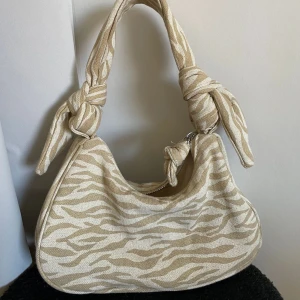 Zara väska - Säljer min superfina väska från zara med zebramönster! Skitsnygg till en basic svart outfit!! Köparen står för frakten🥰🥰