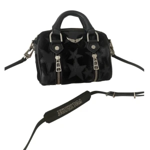 zadig volatire sunny nano bag - Så fin zadig Voltaire väska, lilla modellen! Limiterad så finns ej att köpa längre. De finns tecken på användning annars i fint skick! Säljer för 2200💕