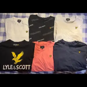 Nu säljer jag mina Lyle & Scott T-shirts i olika färger. Nypris för en tröja är ungefär 300kr.  Köp av alla 6 direkt 500kr Annars 100kr styck Skick: 8/10 Alla är i storlek 15-16 vilket är ungefär medium. Jag kan mötas i sthlm/posta.