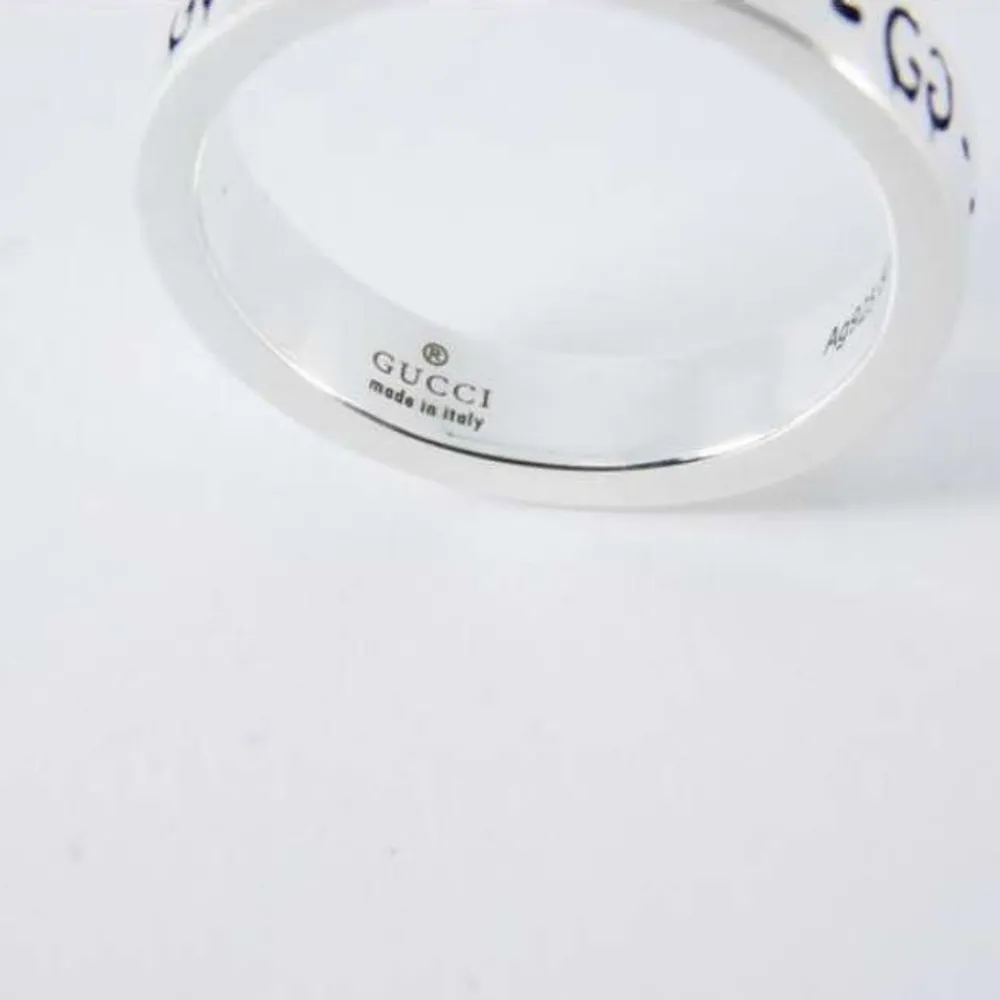 Köpte denna fina gucci ring på en aktion på katawiki (en sida där som säljer märkes smycke samt diamanter på aktion) ÄKTA!  Dock var den lite stor för mig å väljer därför att sälja den vidare🥰 på sista bilden står all fakta om ringen. Övrigt.
