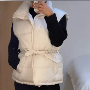 Beige väst  - Säljer min nya helt oanvända väst som jag tyvärr inte har någon användning av🤍