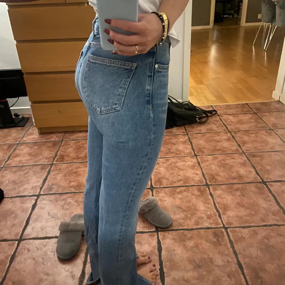 Skit snygga raka jeans från mango med en slits ned till i en snygg blå tvätt! På gränsen för att vara för små mig tyvärr därav säljer, dom är strlk 36 och jag brukar ha 36/38 på jeans beroende vart dom är ifrån, men skulle säga att dom mer passsar en 34 men funkat också för 36or! Köpta för 549 kr⚡️ buda från 250kr och priset går alltid att diskutera ❣️. Jeans & Byxor.