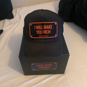 John hatter keps  - boxen följer med vid köpet