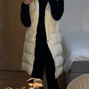 Vit väst  - Jag säljer nu min vita väst som jag inte använder, köpt i en butik i Göteborg för 600kr men säljs nu billigare🤍