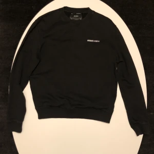Axel arigato sweatshirt i storlek M - Köpt från arigatos hemsida för ca 1 år sedan. Den är i fint skick och inga fläckar eller liknande. 