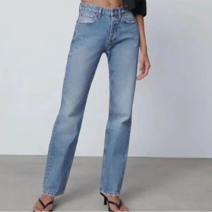 Zara mid rise jeans - Säljer två par ljusblåa mid rise jeans från zara! Ena är i storlek 36 och andra i 38. Båda paren är uppsprättade längst ner men dom i storlek 36 är sedan avklippta så dom är i samma längd som innan, jag är 175 och dom i 38 passar mig perfekt i längden!