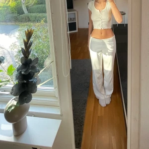 Ginatricot Topp - Säljer denna snygga vita toppen från Gina. Perfekt då den passar till allt!