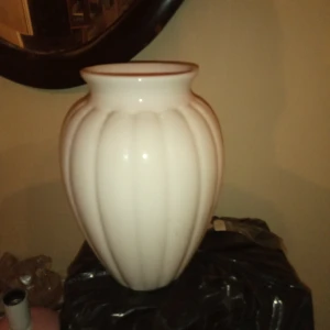 Stor oval vas vit porslin . - Stor och fin oval vas vit porslin .Inget slitage finnes och hämtas i Skene alt skickas o köpare betalar frakten o Swishbetalning tillämpas .frakt inräknat i priset .160 kr.