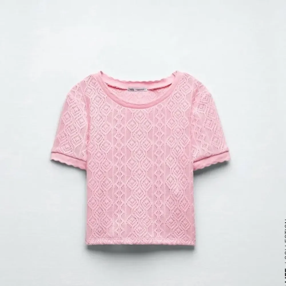 Säljer den här ”stickad”/mönstrade Zara toppen/T-shirten då den aldrig kommit till användning, den är helt oanvänd endast testad! 150 + frakt❤️‍🔥. T-shirts.